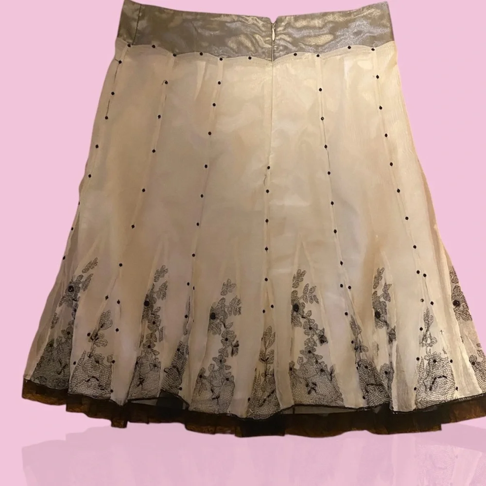Forever 21 Cream and Black Floral A-Line Skirt - Picture 2 of 9